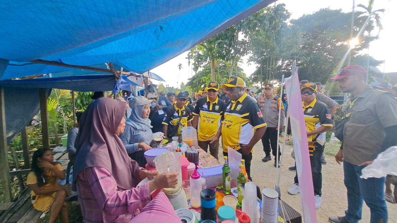 Bupati Piter Gusbager didampingi Wakil Bupati Wahfir Kosasih dan Sekda Trisiswanda Indra memborong dagangan UMKM di Serkuit Muara Putra Kampung Warbo, Sabtu (25/11/2023).