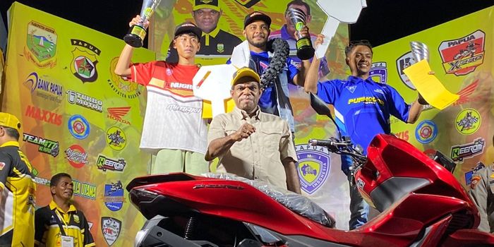 Bupati Keerom, Piter Gusbager saat pose bersama para juara dalam Bupati Keerom Cup Grasstrack & Motocross Open Championship 2023, Minggu (26/11/2023).
