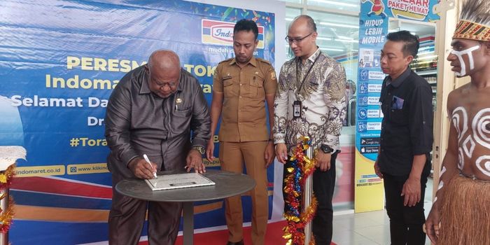 Asisten I Setda Kota Jayapura, Evert Merauje, didampingi Kepala Cabang Indomaret Surabaya- Jayapura, A. Zakiyyul Hakim saat Grand Opening Indomaret di Tanah Hitam, Kota Jayapura, Senin (27/11/2023).