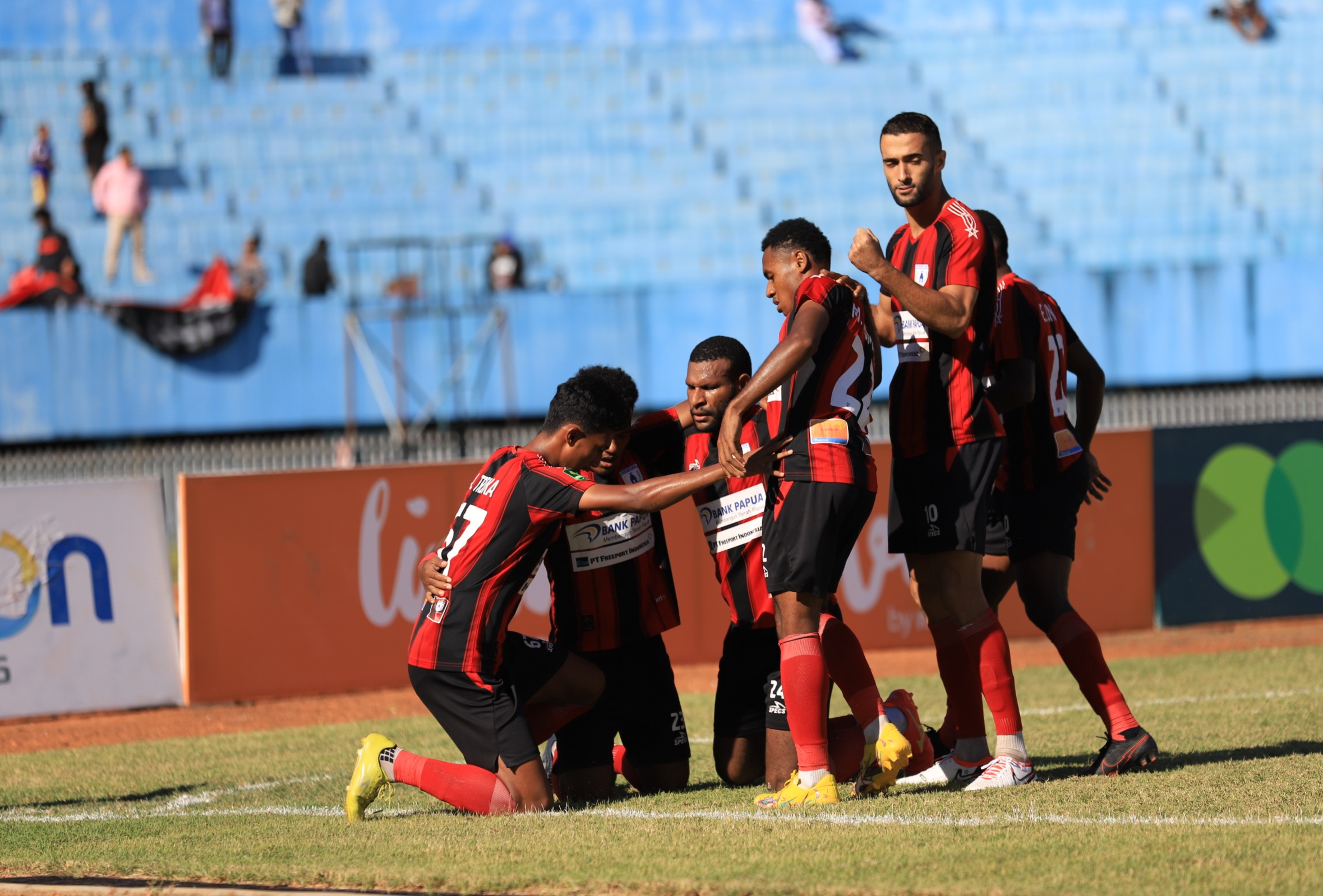 Selebrasi pemain Persipura. Persipura menang atas Persewar dengan skor 2-0 di Stadion Mandala Jayapura, Senin (4/12/2023)