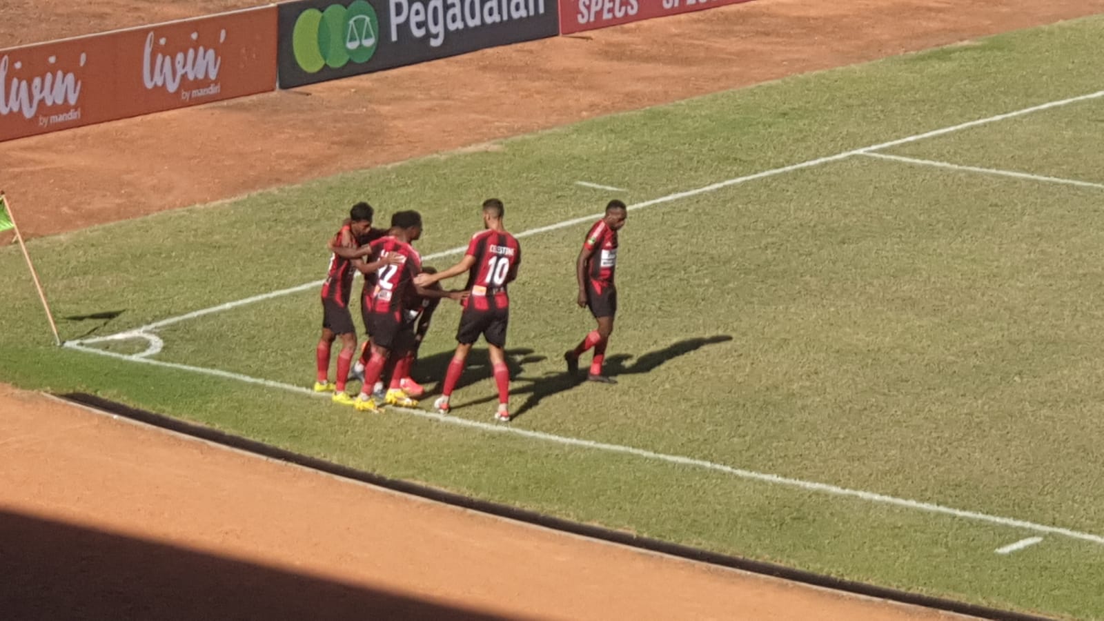 Selebrasi pemain Persipura usai Ramai Rumakiek cetak gol di menit ke-1 saat laga lawan Sulut United di Stadion Mandala Jayapura, Selasa (28/11/2023)
