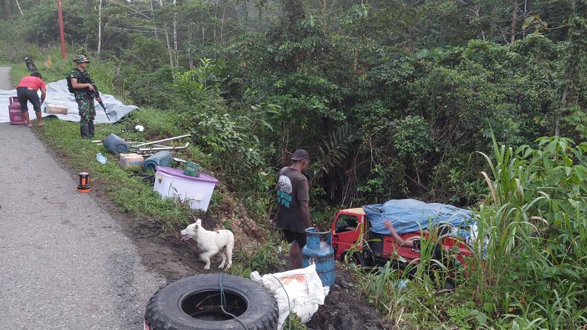 Tampak anggota Pos Km 76 Satgas Yonif 122/TS saat mengevakuasi truk yang masuk jurang di Kampung Uskuar, Selasa (28/11/2023).