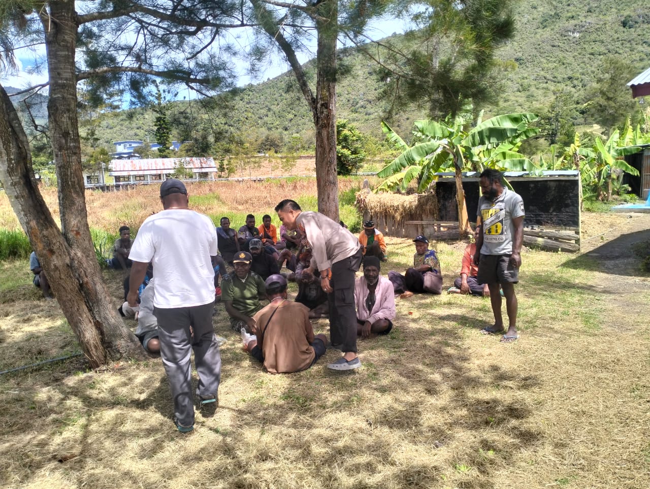 Anggota Polsek Bolakme saat mendatangi TKP dan bertemu kedua keluarga korban, Rabu (29/11/2023).