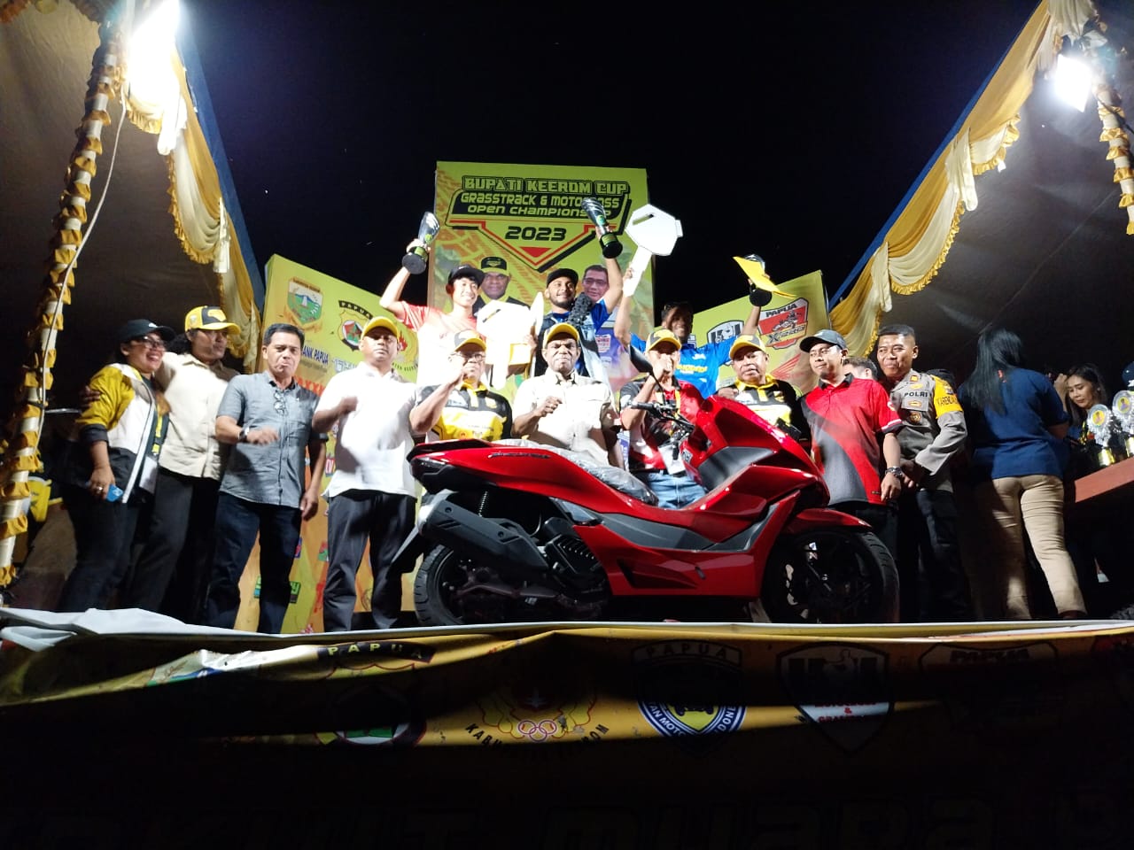 Bupati Keerom, Piter Gusbager S.Hut., MUP., saat menyerahkan hadiah motor kepada para juara Bupati Cup Keerom Open Championship tahun 2023 di Sirkuit Muara Putra, Arso VII, Minggu (26/11) malam.
