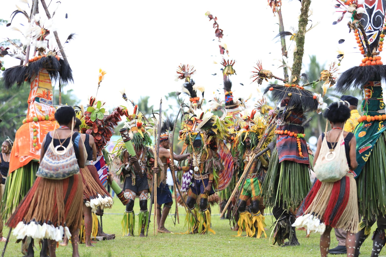 Tampak penampilan tarian Kepala Panjang asal Distrik Yaffi saat tampil pada FBK tahun 2023 di Lapangan Sepakbola Swakarsa, Arso, Jumat (24/11).