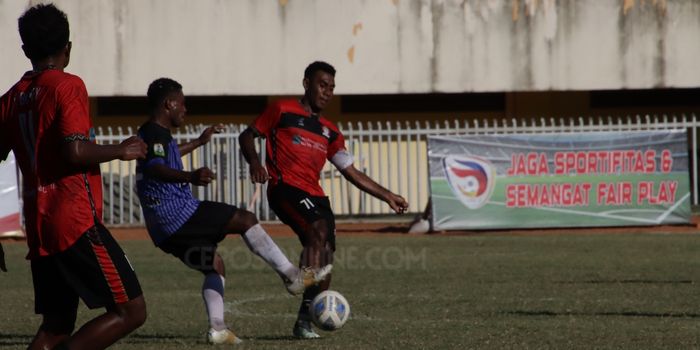 Pemain Persiker Keerom (Baju Biru Hitam) ketika berebut bola dengan pemain Biak United (HANS PALEN/Ceposonline.com)