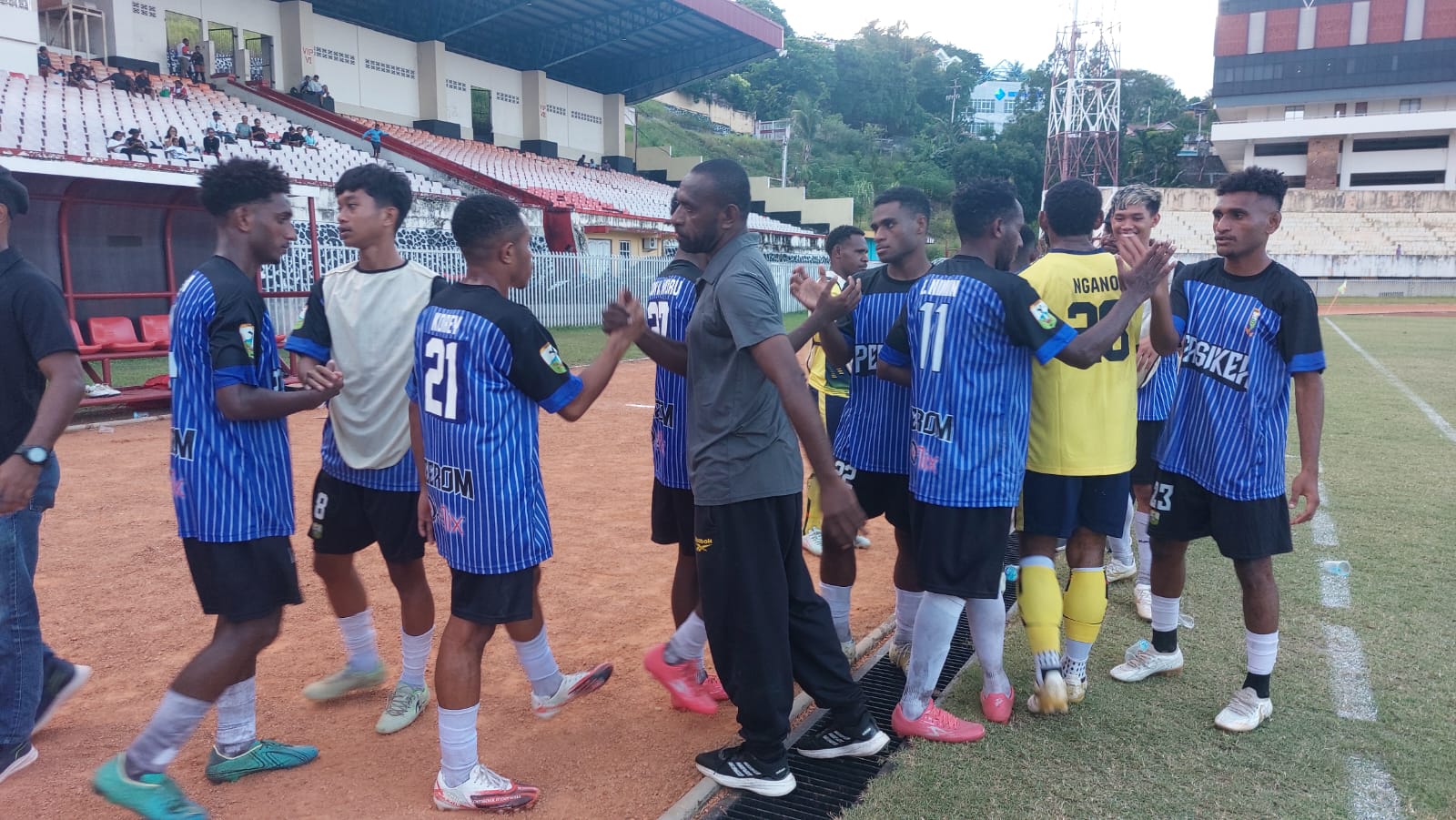 Pelatih Persiker Keerom, Ortizan Solossa, saat menyalami para pemainnya usai menang dari Biak United.