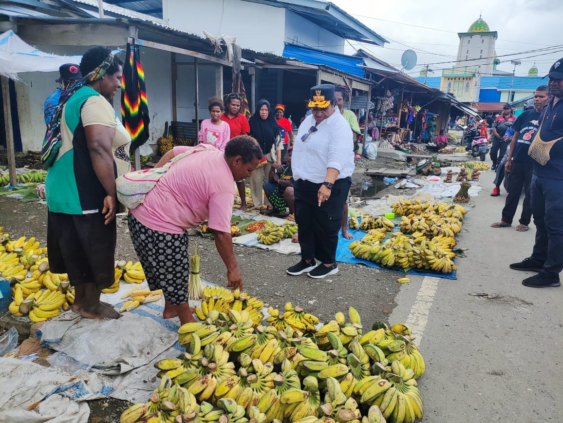 Penjabat Gubernur Papua Tengah, Ribka Haluk saat berinteraksi dengan seorang mama penjual pisang dalam kunjungannya di Pasar Sentral Kalibobo, Jumat (1/12/2023).