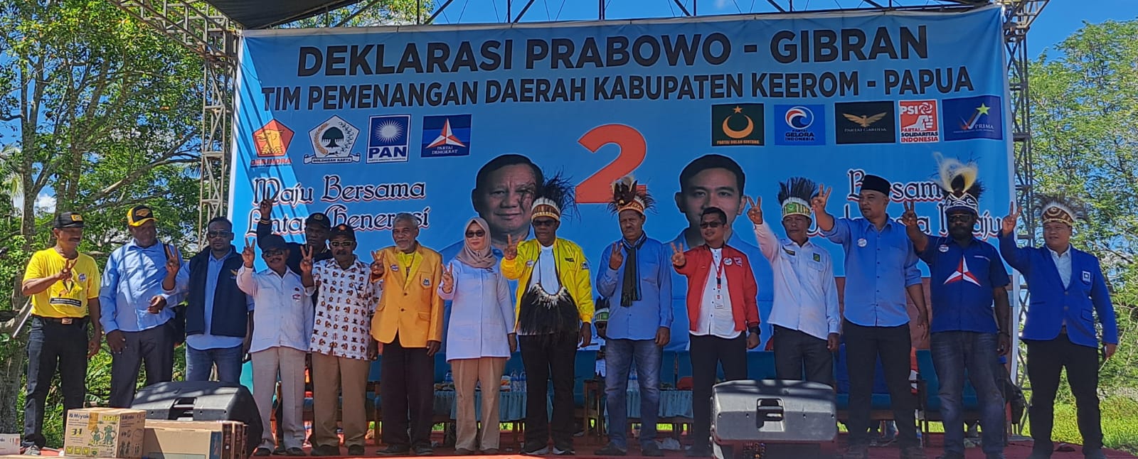 Tim Kampanye Daerah Koalisi Indonesia Maju Kabupaten Keerom dan pimpinan partai koalisi saat foto bersama dalam deklarasi damai yang berlangsung di Arso 2, Kabupaten Keerom, Sabtu (02/12).