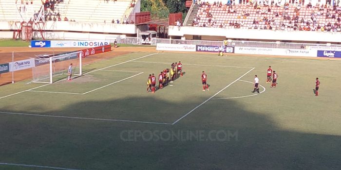 Persipura vs Persewar di Stadion Mandala Jayapura, Senin (4/12/2023). Laga babak pertama berakhir skor kacamata untuk kedua tim.
