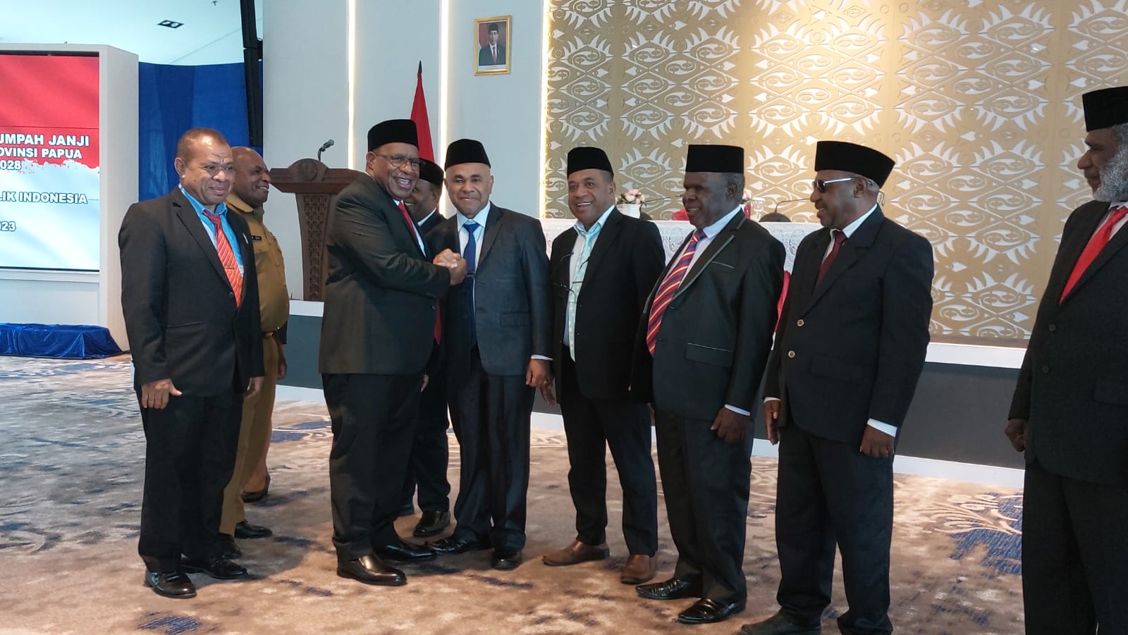 Pelantikan 8 Anggota MRP oleh Wamendagri John Wempi Wetipo, di Kantor Gubernur Papua, Selasa (5/12/2023).