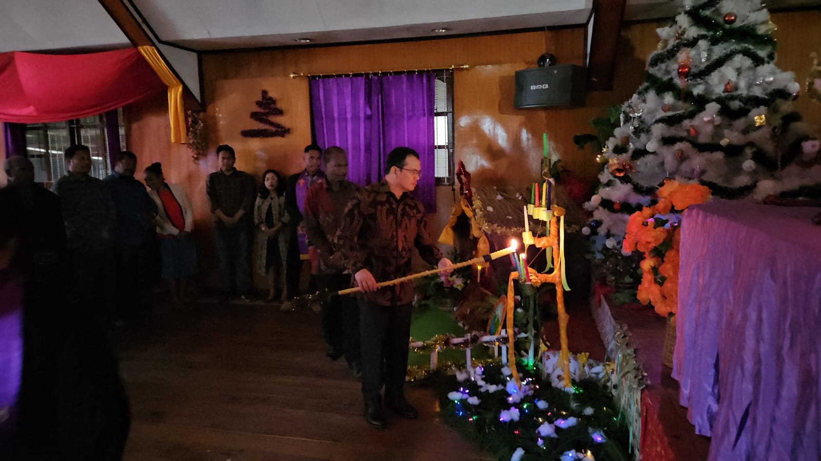 Penjabat Bupati Puncak, Darwin Tobing saat menyalakan lilin Natal pada ibadah Natal Jemaat GKI Eklesia Ilaga, Kabupaten Puncak, Papua Tengah, Selasa (5/12/2023).