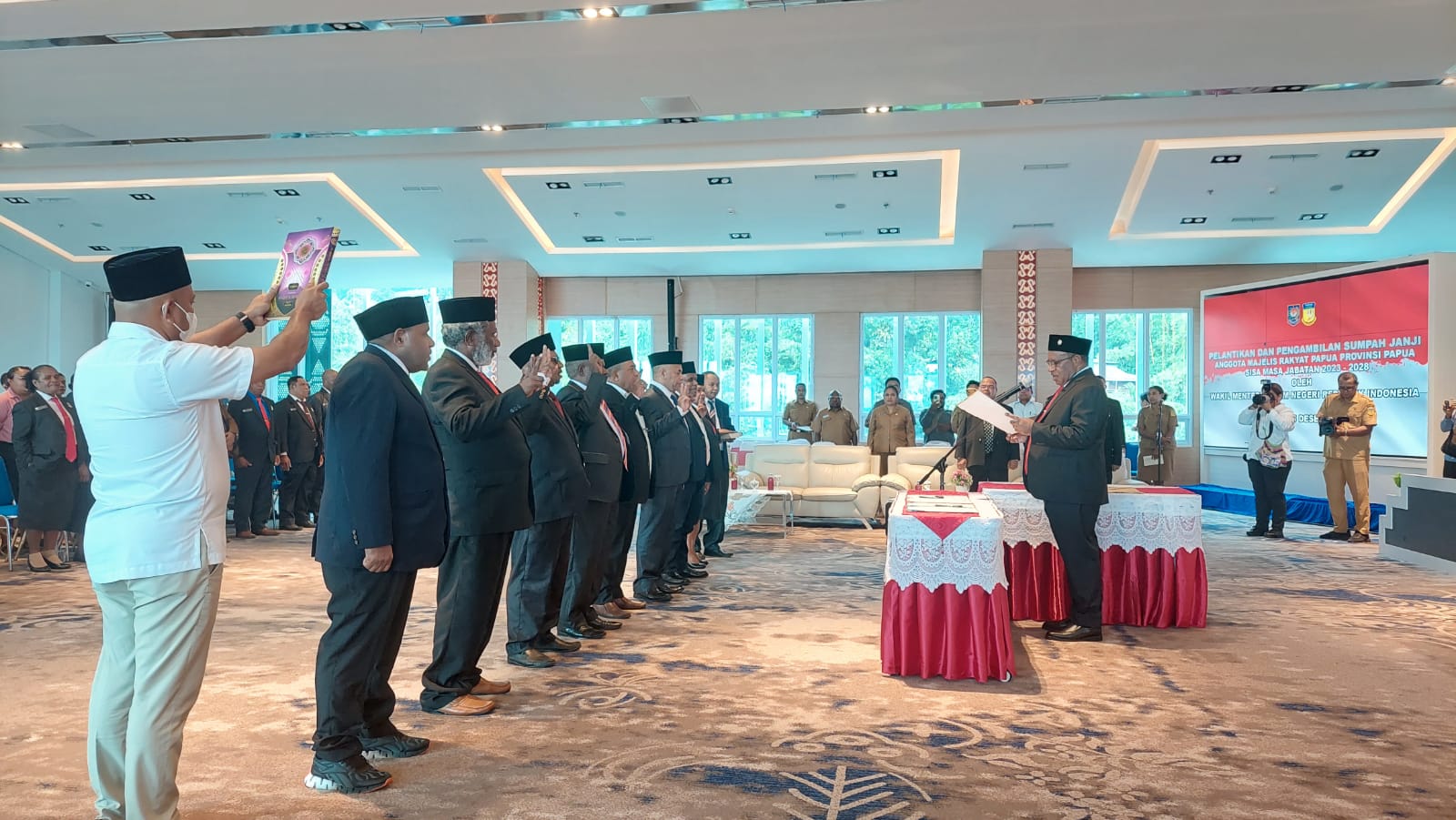 Wakil Menteri Dalam Negeri (Wamendagri) John Wempi Wetipo saat melantik Anggota MRP di Kantor Gubernur Papua, Selasa (5/12/2023)