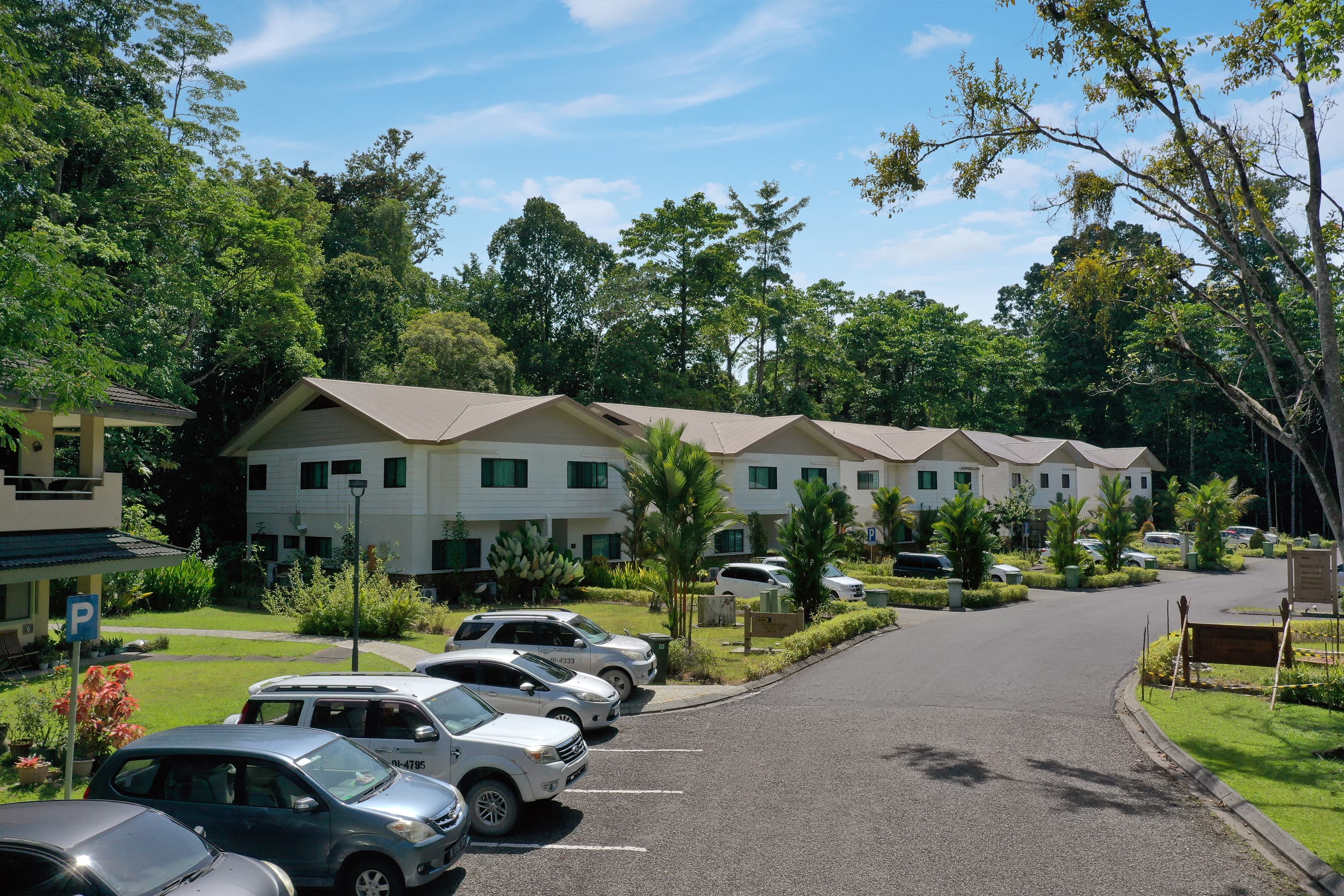 Perumahan di kota Kuala Kencana, Kabupaten Mimika, Papua Tengah, dibangun dengan perencanaan tata kota yang rapi, merupakan kota modern pertama di Indonesia.