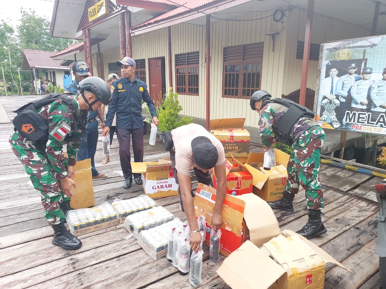Gabungan TNI-Polri, Satpol PP dan KPLP di Asmat saat mengamankan dan menyita ratusan botol minuman keras ilegal yang masuk ke Agats, Kabupaten Asmat.