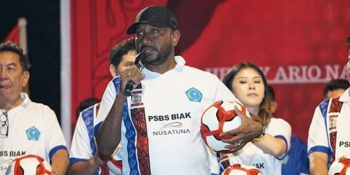 Manajer PSBS Biak, Yan Mandenas, bicara soal persiapan PSBS Biak menuju babak 12 besar Liga 2 musim ini.