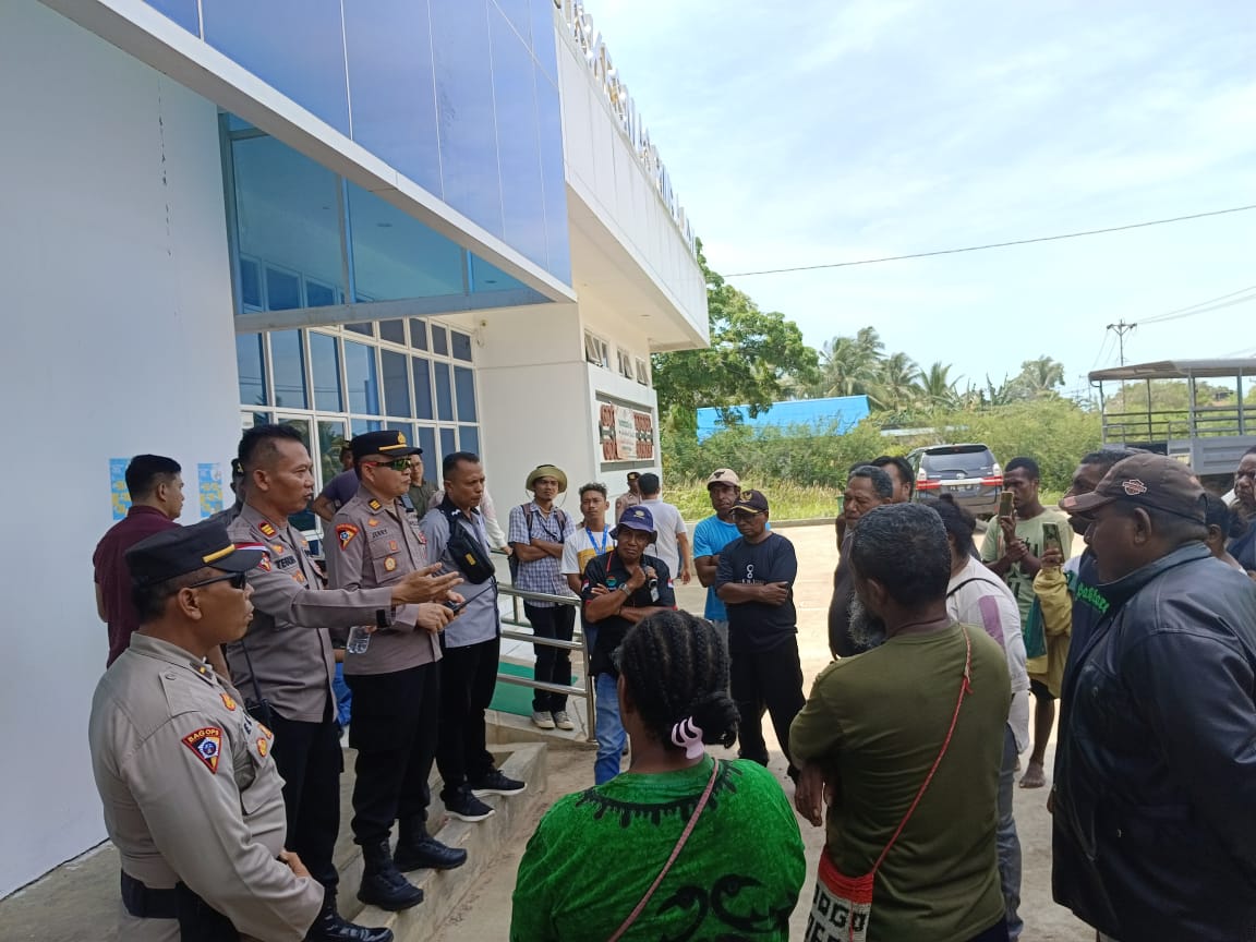 Upaya pendekatan dan negosiasi yang dilakukan Polres Merauke dengan pemilik hak ulayat untuk membuka pemalangan pada Puskesmas Rimba Jaya Merauke pada Kamis (7/12/2023).