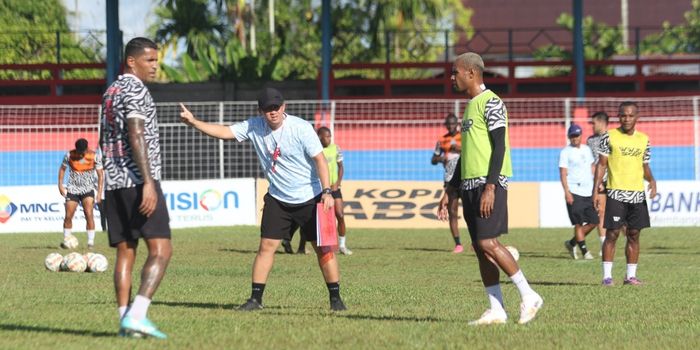 Pelatih PSBS Biak, Regi Aditya, terlihat memberikan instruksi saat memimpin latihan PSBS Biak, Sabtu (9/12/2023).