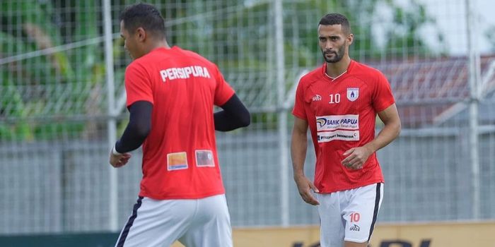 Penyerang Persipura, Enzo Celestine, saat latihan bersama rekannya jelang laga Derby Papua melawan PSBS Biak.