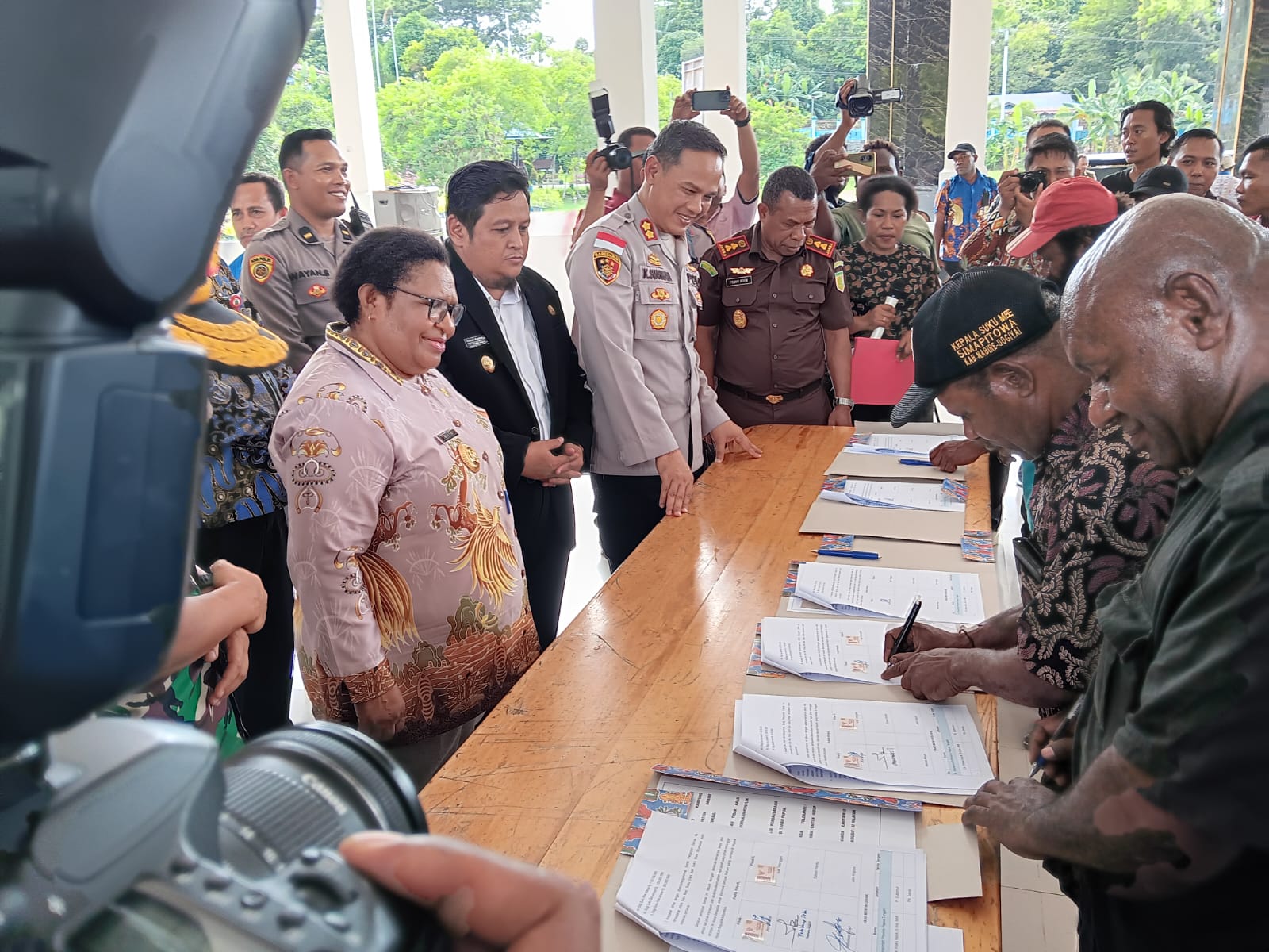 Perwakilan Suku Mee saat menandatangi surat Perdamaian disaksikan Pj. Gubernur Papua Tengah, Ribka Haluk, S.Sos, di Aula wicaksana laghawa Polres Nabire, Kamis 14/12.