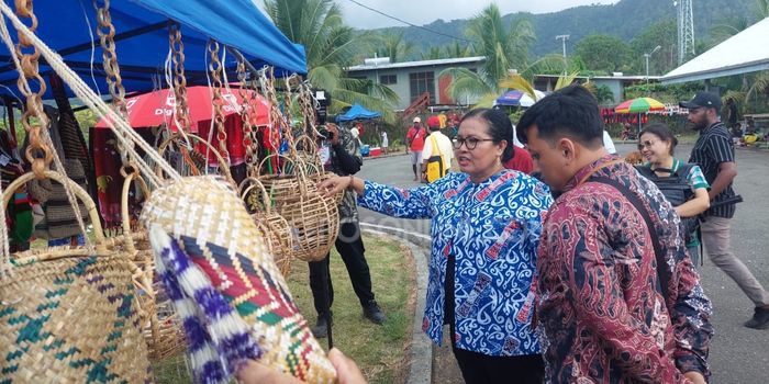 Plt Asisten Bidang Perekonomian dan Kesra Sekda Papua, Suzana Wanggai, di RI-PNG Border Trade Show 2023 di Pos Lintas Batas Negara (PLBN) Skouw, Kota Jayapura, Jumat (15/12/2023).