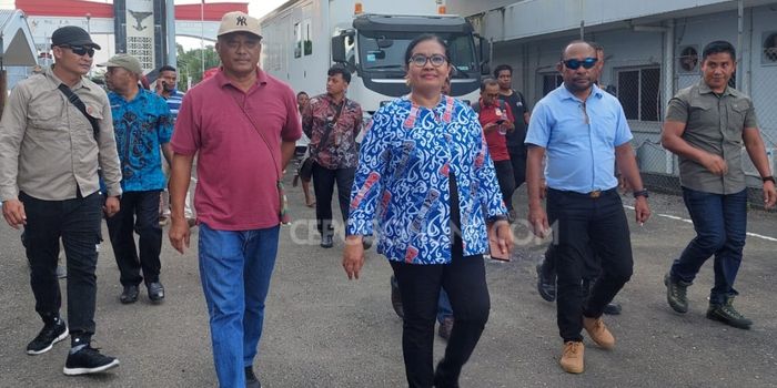 Plt Asisten Bidang Perekonomian dan Kesra Sekda Papua, Suzana Wanggai, di RI-PNG Border Trade Show 2023 di Pos Lintas Batas Negara (PLBN) Skouw, Kota Jayapura, Jumat (15/12/2023).