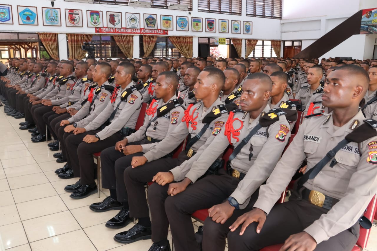Siswa Pendidikan Pembentukan Bintara Polri Gelombang II T.A 2023 mendapat pembekalan dari Kapolda Papua Irjen Pol. Mathius D. Fakhiri, S.I.K, Senin (18/12/2023) di Aula Elsama Numberi SPN Polda Papua.
