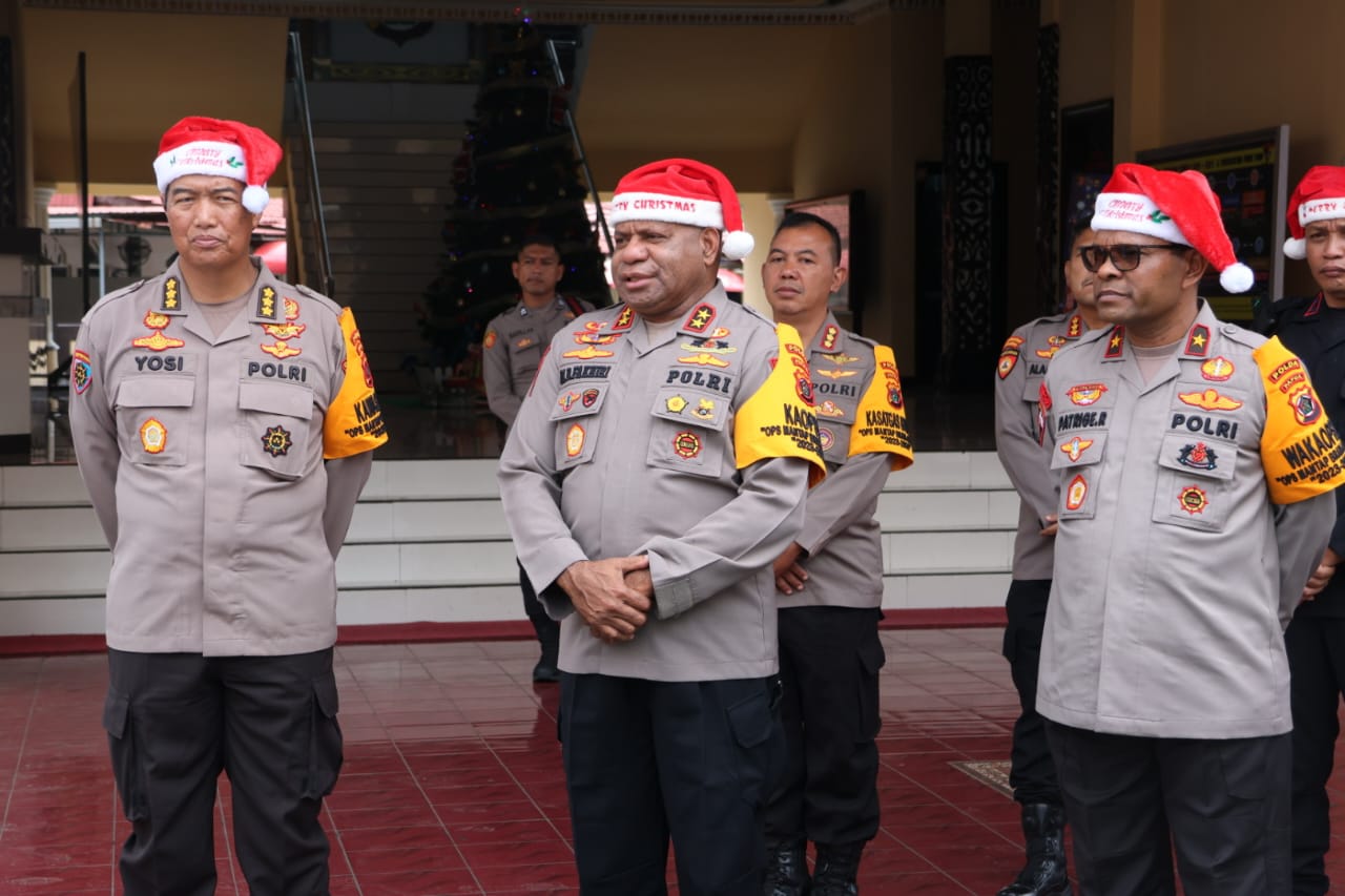 Kapolda Papua yang didampingi Wakapolda Papua, Brigjen Pol. Petrus Patrige Rudolf Renwarin, S.H., M.Si, Irwasda Polda Papua, Kombes Pol Drs. Yosi Muhamartha dan para PJU Polda Papua melepas Tim Kerja.