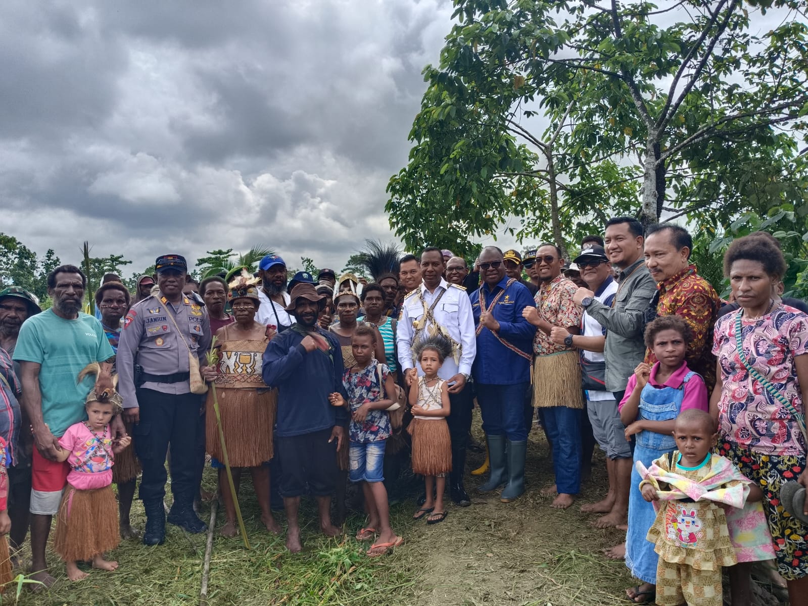 Pj Gubernur Papua Selatan Apolo Safanpo, ST, MT didampingi Kepala Badan Percepatan Pembangunan Otsus Papua di Papua Selatan Yosep Yolmen, Pj Bupati Mappi Michael R. Gomar, S.STP, M.Si, Sekda Mappi.