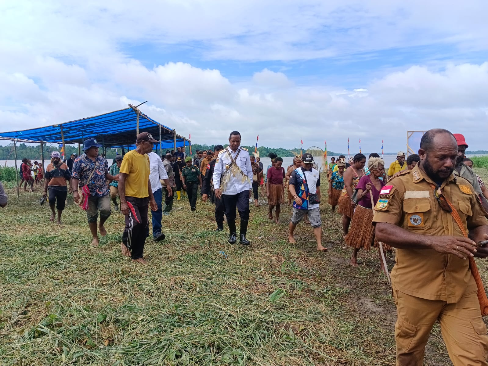 Pj Gubernur Papua Selatan Apolo Safanpo, ST, MT saat turun dan tiba di Bade, Distrik Edera, Kabupaten Mappi, Kamis (14/12/2023) lalu.