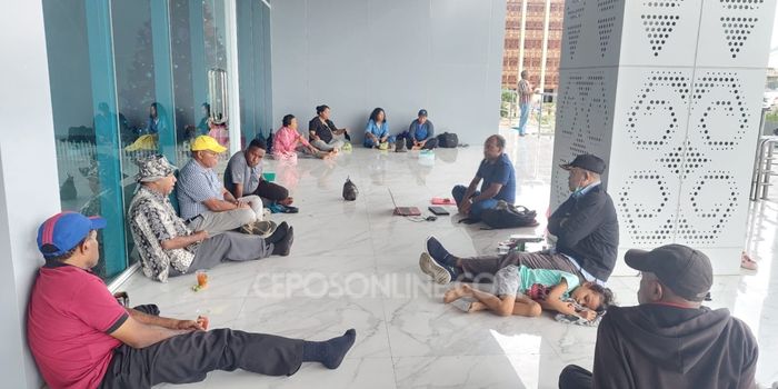Menuntut Kejelasan, Forum Komunikasi Orang Tua Mahasiswa Penerima Beasiswa Otsus Papua menginap di pelataran Kantor Gubernur Papua, Jumat (22/12/2023).
