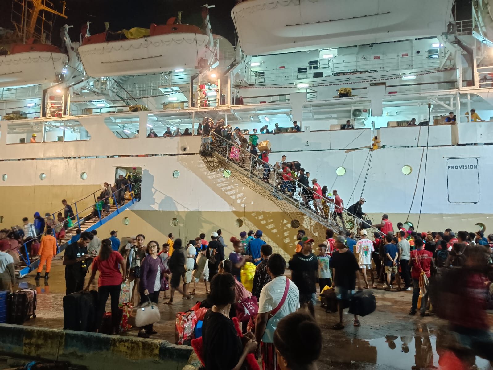 Penumpang KM Tatamailau yang turun di Pelabuhan Umum Merauke, Kamis (21/12/2023) sekira pukul 19.30 WIT.