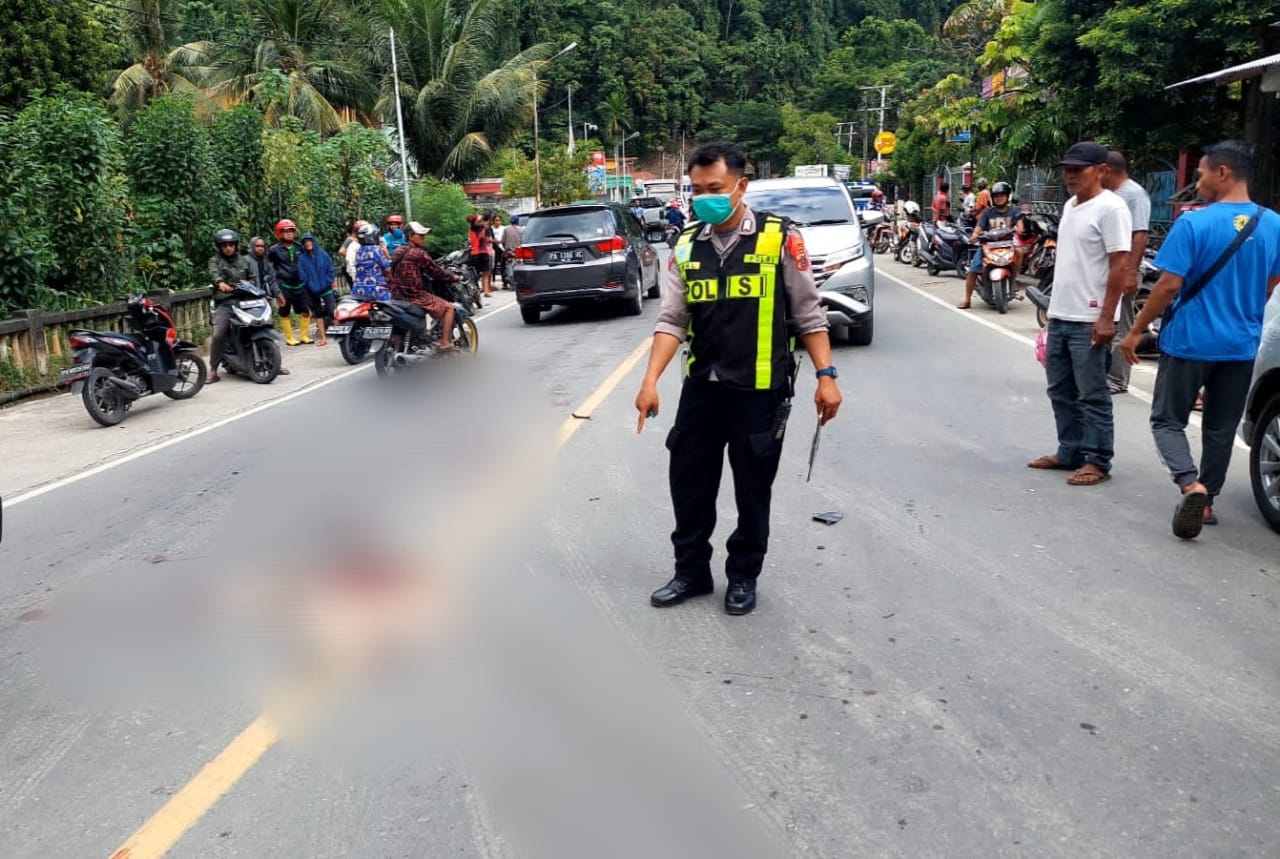 Aparat Kepolisian ketika melakukan olah TKP di lokasi kejadian.