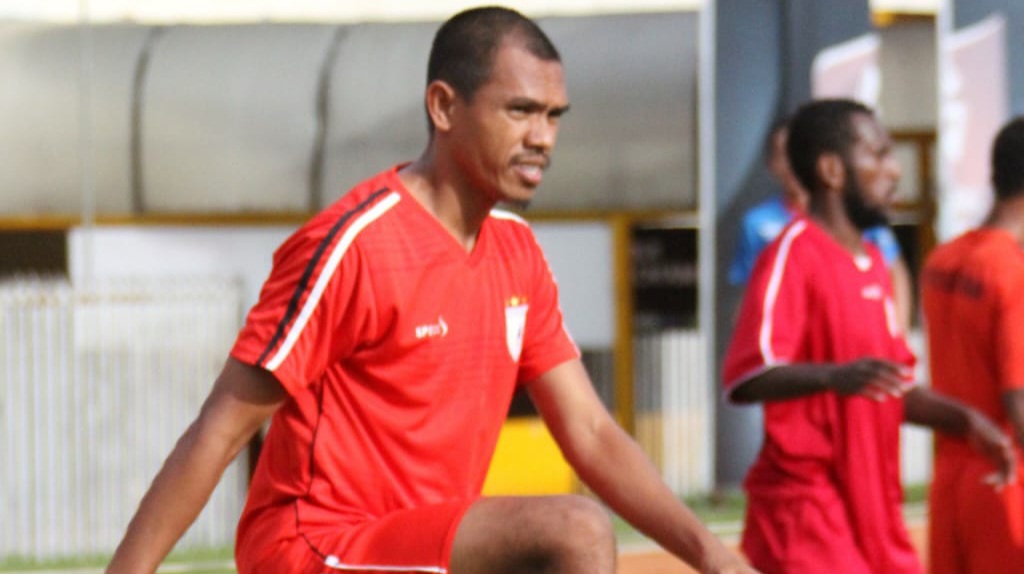 Sosok pelatih anyar Persipura, Ricardo Salampessy saat masih bermain untuk tim Mutiara Hitam.