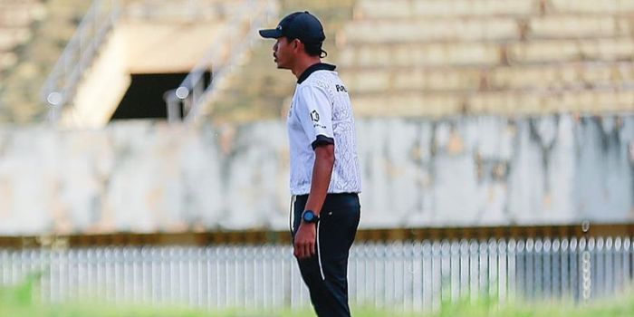 Ricardo Salampessy saat melatih tim sepak bola Pra PON Papua di Stadion Mandala Jayapura.