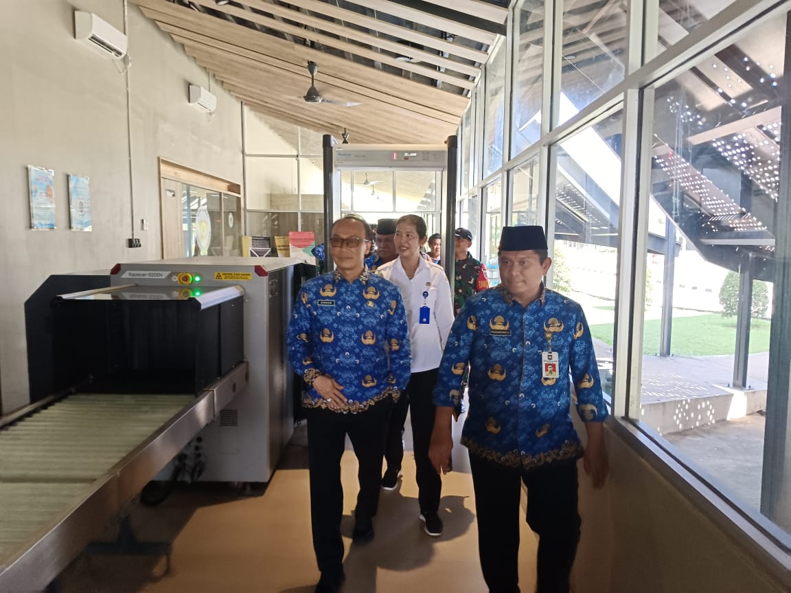 Sekretaris Utama Badan Nasional Pengelolaan Perbatasan Zudan Arif Fakrulloh didampingi Pj Sekda Papua Selatan Maddaremmeng saat meninjau PLB.