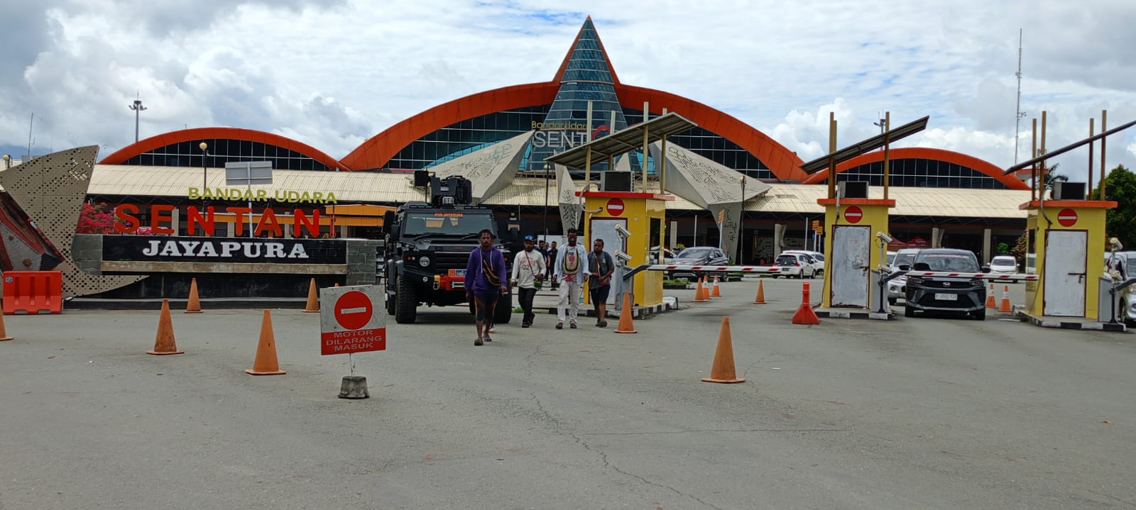 Tampak mobil Taktis Brimob Polda Papua yang sudah distandbykan di depan Bandara Sentani, Kabupaten Jayapura, Rabu (27/12).