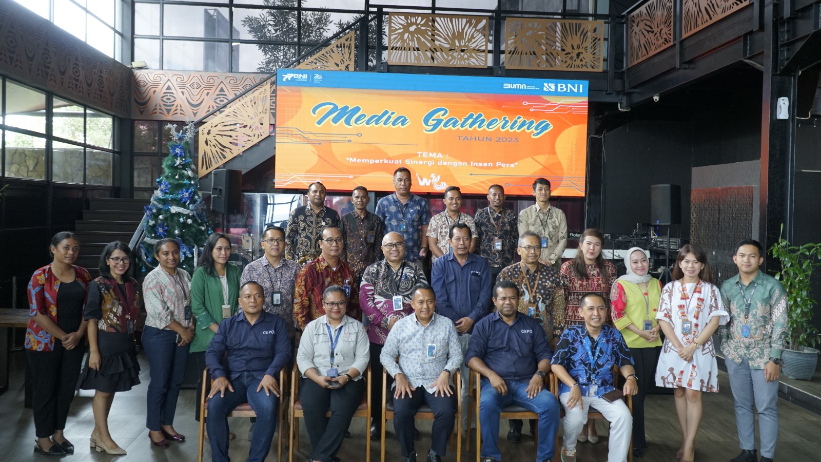 Pemimpin BNI Wilayah 16 Tanah Papua Ariyanto Soewondo Geni bersama jajaran menggelar media gathering dengan insan pers, di Hang Over, Hamadi, Rabu (27/12/2023).