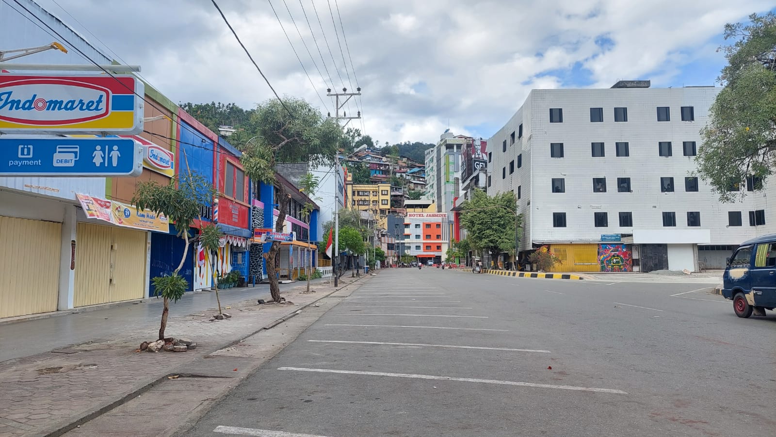 Aktivitas ekonomi Jayapura lumpuh di mana terlihat pertokoan tutup pada Kamis (28/12/2023).