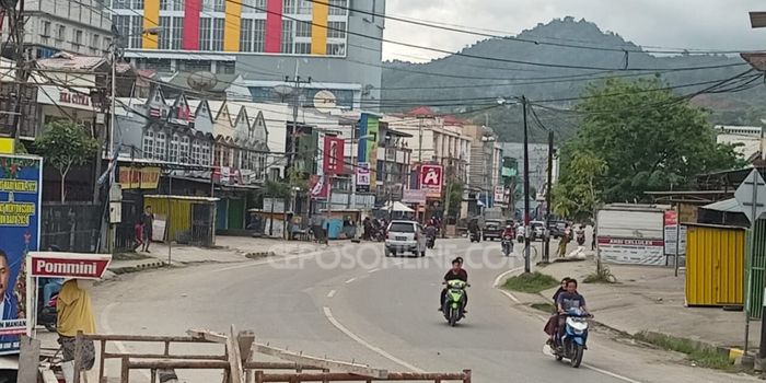 Aktivitas warga dan ekonomi di wilayah Entrop Jayapura Selatan, Kota Jayapura, Kamis (28/12/2023).