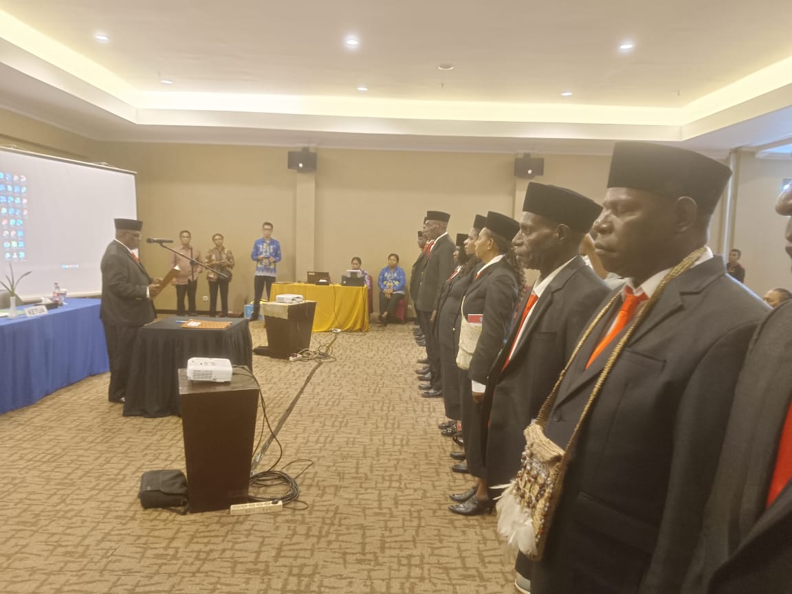 Ketua MRP PPS Damianus Katayu saat melantik alat kelengkapan MRP PPS di Merauke, Provinsi Papua Selatan, Jumat (29/12/2023)