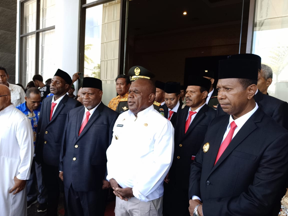 Bupati Merauke Romanus Mbaraka disaksikan Pj Gubernur Papua Selatan, Apolo Safanpo saat menyerahkan Ketua MRP PPS Damianus Katayu yang telah dilantik kepada masyarakat adat, Jumat (29/12/2023).