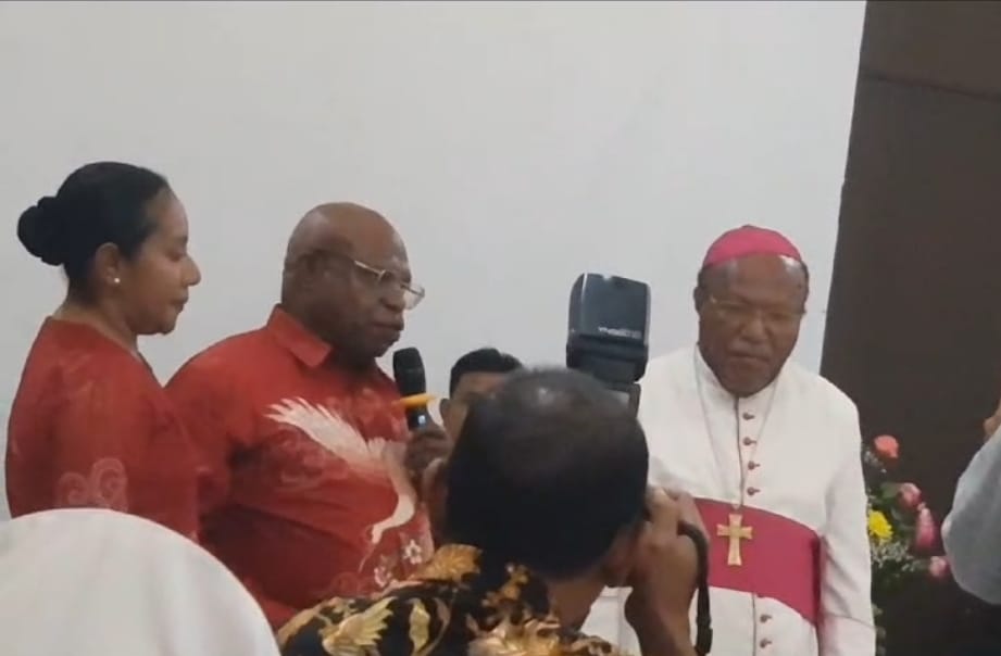 drg. Aloysius Giyai didampingi istri saat memberikan kado ulang tahun kepada Uskup Jayapura, Mgr. Dr. Yanuarius Teofilus Matopai You, Pr.