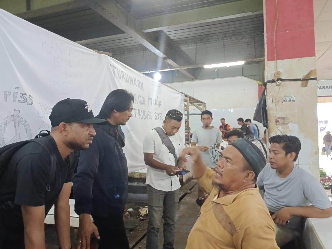 Spanduk yang dipasang di tempat penjualan daging sapi di Pasar Wamanggu Merauke. Karena aksi mogok jagal sapi, Kamis (4/1/2024) tidak ada penjualan daging sapi.