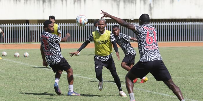 Latihan PSBS Biak di Stadion Mandala Jayapura, Rabu (10/1/2024) jelang laga Derby Papua melawan Persewar Waropen. (MO PSBS Biak/Charly Lopulua)