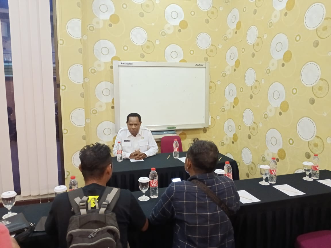 Staf Ahli Kejaksaan Agung RI Bidang Hubungan Antar Lembaga dan Kerja Sama Internasional, Nikolaus Kondomo, saat berikan keterangan kepada wartawan di swiss belhotel Merauke, Rabu (10/01/2024) malam.