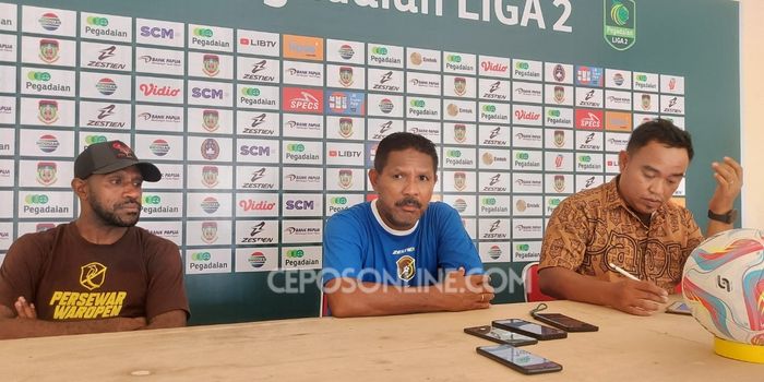 Konferensi Pers - Pelatih Persewar, Eduard Ivakdalam, dan kapten Persewar, Boaz Solossa, saat memberikan keterangan pers jelang laga lawan PSBS Biak, Jumat (12/1/2024).