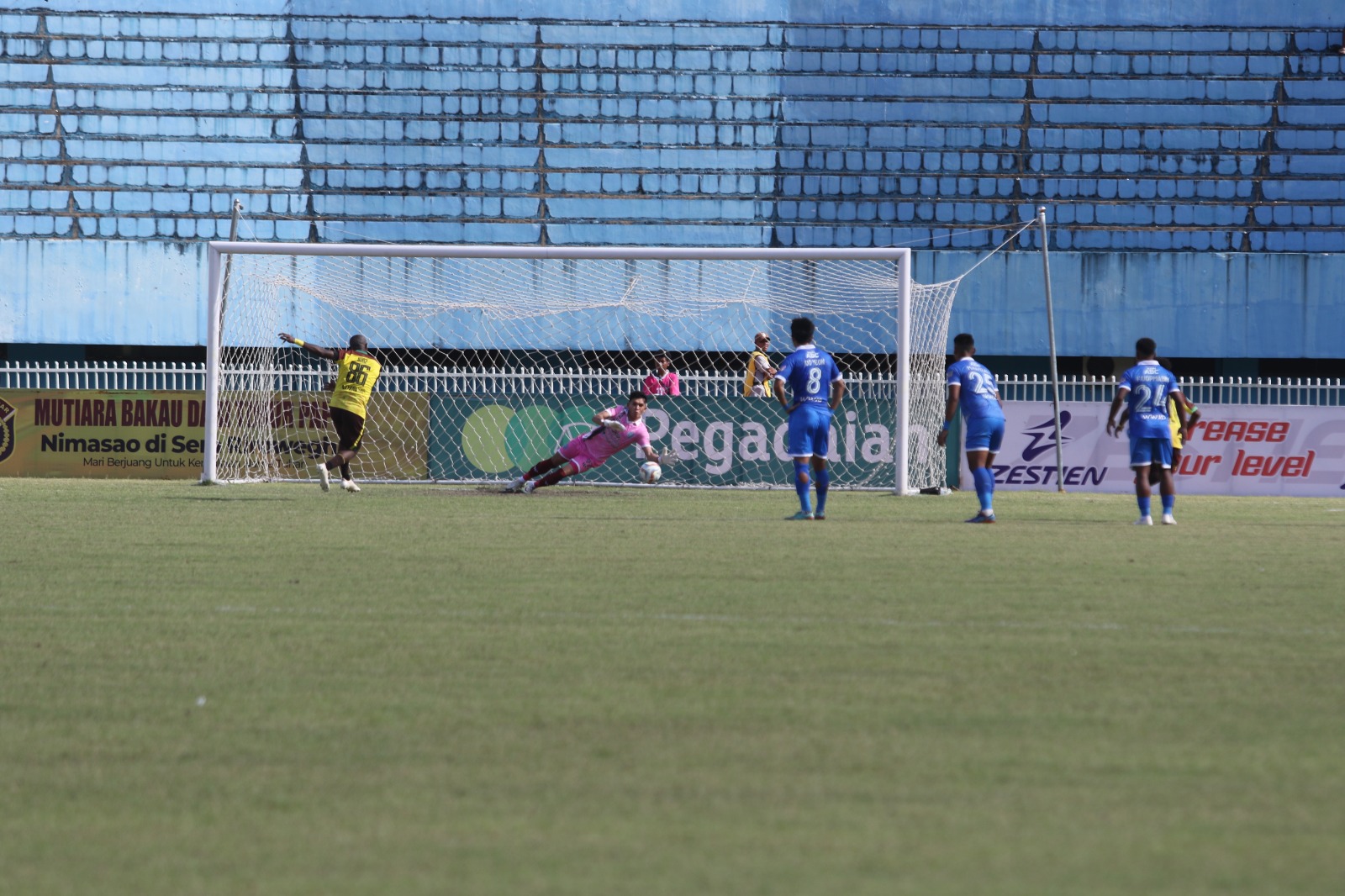 Tendangan penalti Kapten Persewar Boaz Solossa saat ditepis Kiper PSBS Biak, Mario Londok.