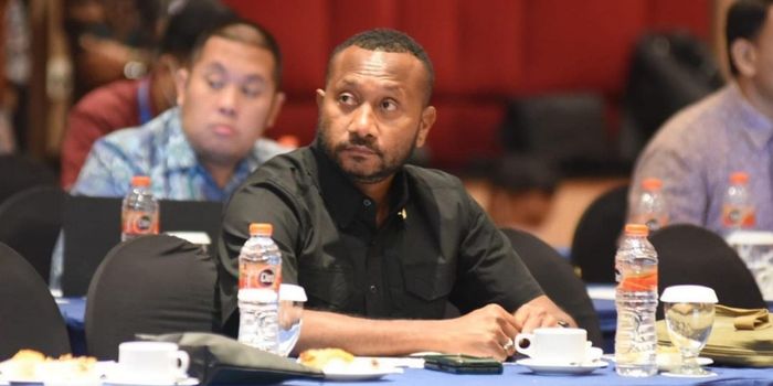 Manajer PSBS Biak, Yan Mandenas, bicara soal hasil pertandingan PSBS Biak vs Persewar. PSBS Biak menang tipis 1-0.