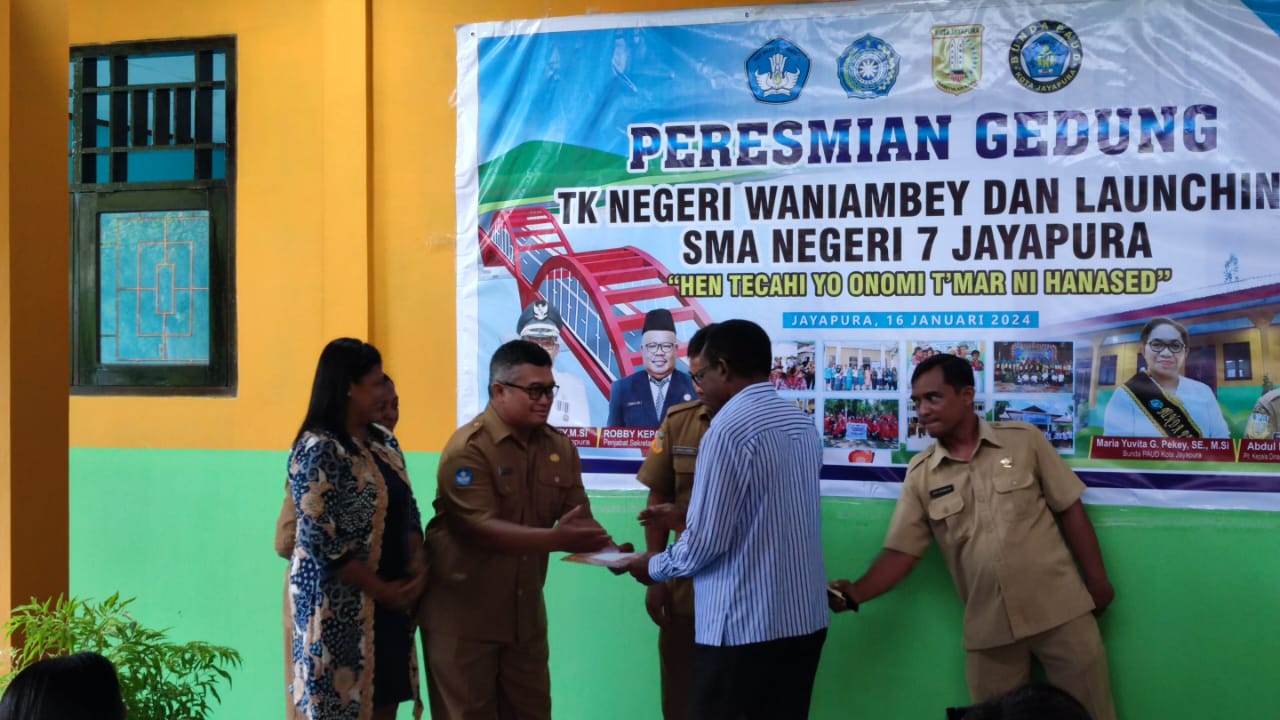 Pj.Walikota Jayapura, Frans Pekey menyerahkan SK Pendirian Sekolah SMA Negeri 7 Jayapura, Selasa (16/1/2024).